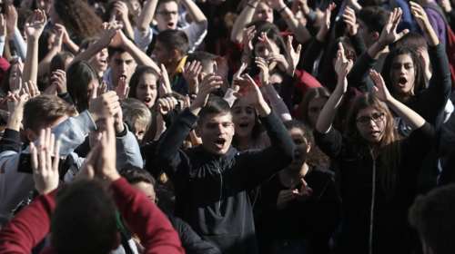 Συγκέντρωση διαμαρτυρίας μαθητών εξω από το υπουργείο Παιδείας