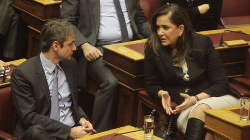 Το «γαλάζιο» παρασκήνιο για το κόψιμο της Ντόρας από τον Κυριάκο