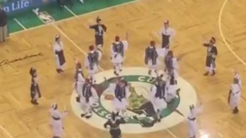 NBA: Tσολιάδες στο παρκέ για χάρη του Αντετοκούνμπο