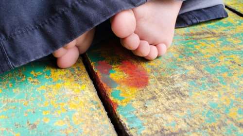 Εγκατέλειψαν βρέφος έξω από σχολείο στα βόρεια προάστια της Αθήνας