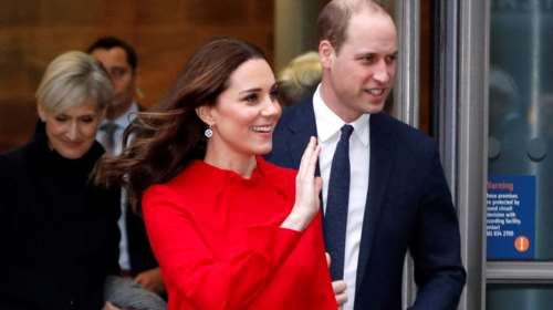 Η εγκυμοσύνη της πάει πολύ: Με κατακόκκινο μίνι φόρεμα η Κέιτ Μίντλετον