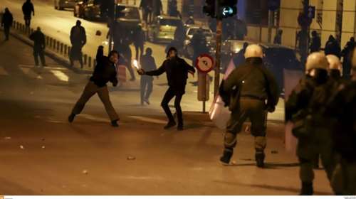 Τραυματίστηκε αστυνομικός στη Θεσσαλονίκη από φωτοβολίδα