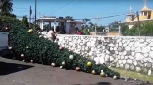 Στόλιζαν το δέντρο και τους χτύπησε ρεύμα - Πέντε οι νεκροί