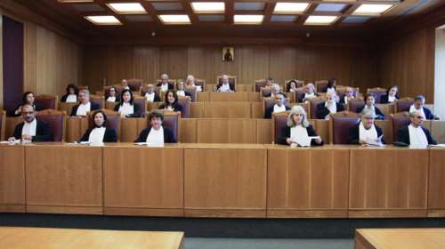 Ποινή &quot;χάδι&quot; σε δικαστή που κρατούσε στον...πάγο 123 αποφάσεις
