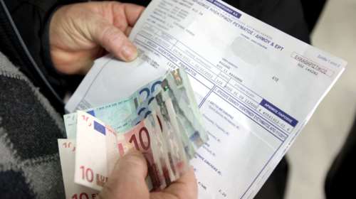 Πληρώνουν εκπρόθεσμα τους λογαριασμούς τους οι 2 στους 3 Έλληνες
