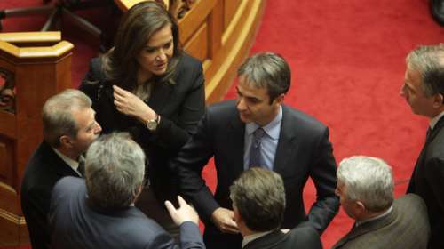 Ο Κυριάκος και η «γαλάζια» σκακιέρα με φόντο το συνέδριο