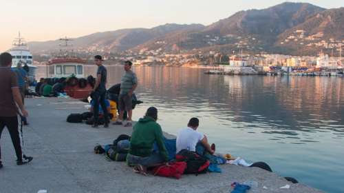Μεταφέρουν με πλοία της γραμμής πρόσφυγες &amp; μετανάστες από τη Λέσβο