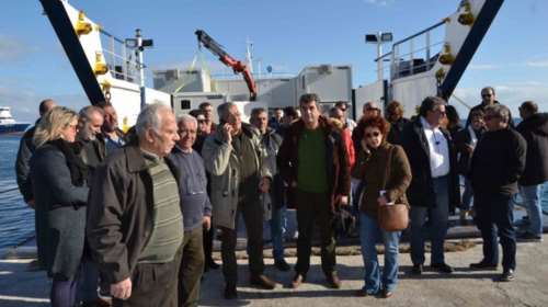 Μπλόκαραν τα κοντέινερ για τους μετανάστες στη Λέσβο ΕΙΚΟΝΕΣ