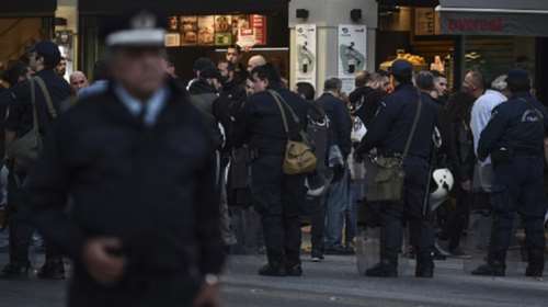 Επεισόδια ανάμεσα σε αντιφασίστες και ακροδεξιούς στη Σαλαμίνα