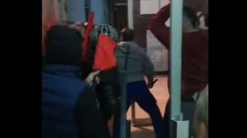 Επεισόδια με ρόπαλα, κράνη και τραπέζια στη Σαλαμίνα [βίντεο]