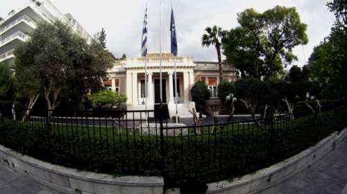 Βολές Μαξίμου στον δήμαρχο Λέσβου για το προσφυγικό