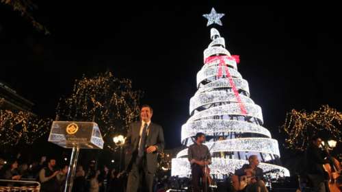 Σύνταγμα: Λαμπερή η φωταγώγηση του χριστουγεννιάτικου δέντρου