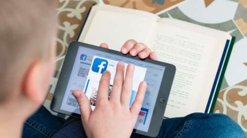 Μόνο με άδεια γονέων τα παιδιά στο Facebook στη Γαλλία