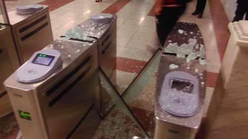 Κουκουλοφόροι «έσπασαν» τον σταθμό του μετρό «Πανεπιστήμιο»