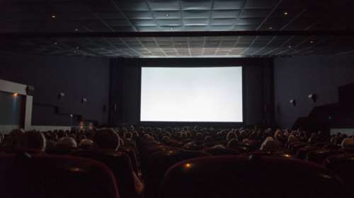 Ανοίγουν ξανά τα σινεμά στη Σαουδική Αραβία, αλλά με... τοίχο