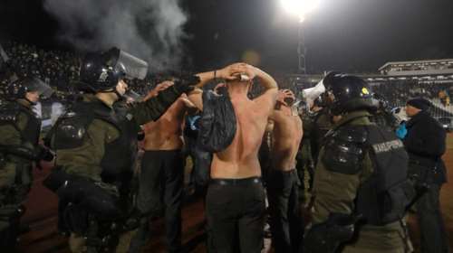 Kαι Έλληνας στα άγρια επεισόδια μεταξύ των οπαδών της Παρτιζάν [βίντεο]