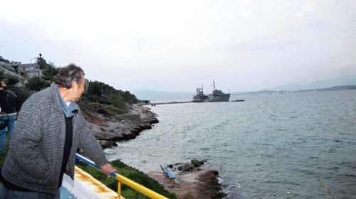 Παροπλισμένο πλοίο «σαπάκι» προσάραξε στην Σαλαμίνα