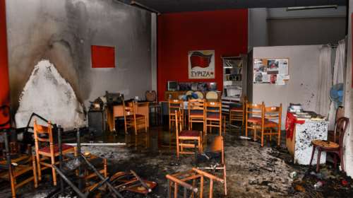 Άγνωστοι έκαψαν ολοσχερώς τα γραφεία του ΣΥΡΙΖΑ στο Ίλιον