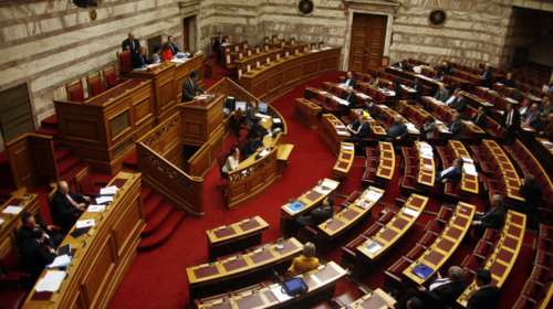 Ψηφίζεται σήμερα ο προϋπολογισμός, ξεκινάει η μάχη των αρχηγών