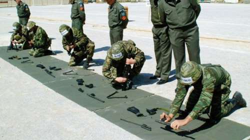 Μετά το σάλο κάνουν πίσω για τις αυξήσεις σε στρατιωτικούς