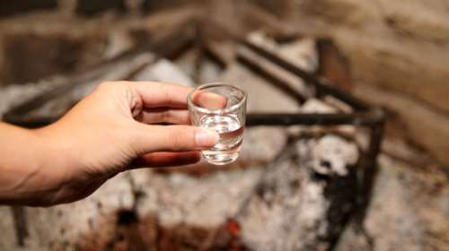 Εφοδος του ΣΔΟΕ σε παράνομο αποστακτήριο τσίπουρου στη Φθιώτιδα