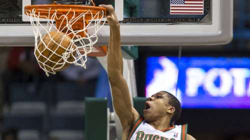 Μαγικός Αντετοκούνμπο νίκησε τον ΛεΜπρόν- αφιέρωσε τη νίκη στον πατέρα του