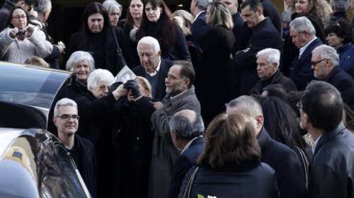 Mεγάλη θλίψη στο «τελευταίο αντίο» στον Βασίλη Μπεσκένη