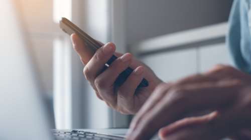 Οι Βρετανοί στέλνουν χιλιάδες μηνύματα... μέσα στο ίδιο τους το σπίτι