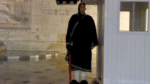 Φόρεσαν στους Εύζωνες τις κάπες για να γλιτώσουν από το κρύο (φωτό)