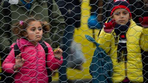 Θα χωρίζουν τα παιδιά των παράτυπων μεταναστών από τους γονείς τους