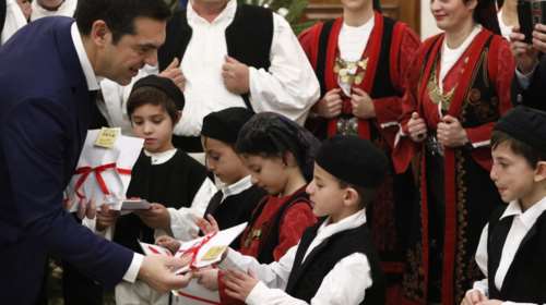 Μαθητές έψαλλαν τα κάλαντα στον Τσίπρα-ζήτησε &amp; «παραδοσιακά»