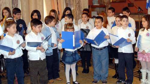 Κάλαντα, τραγούδια και παραδοσιακοί χοροί γέμισαν το εντευκτήριο της Βουλής