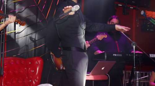 Γνωστός έλληνας τραγουδιστής έβγαλε φωτο με τον Τραμπ και τη Μελάνια