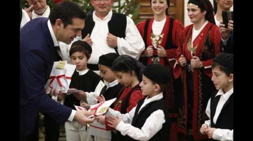 «Ηταν δίκαιο και μας αξίζει»: Σλόγκαν Τσίπρα για τα Χριστούγεννα