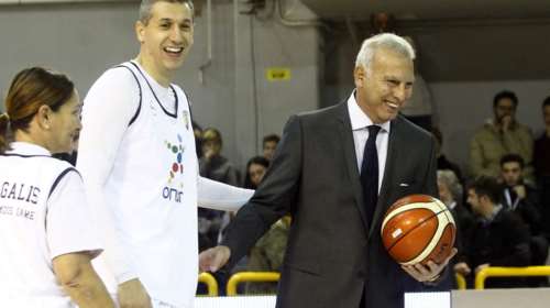 Τιμήθηκε ο θρύλος του ελληνικού μπάσκετ Νίκος Γκάλης