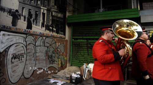Κάτω από τα λαμπάκια των γιορτών η πραγματικότητα