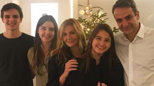 Με οικογενειακή φωτογραφία τα Χρόνια Πολλά του Κυριάκου