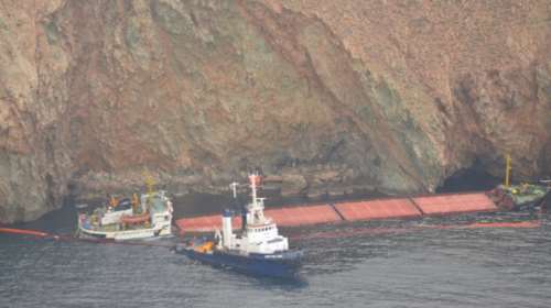 Ρύπανση από το φορτηγό πλοίο στη Μύκονο: Εγινε πόντιση πλωτών φραγμάτων