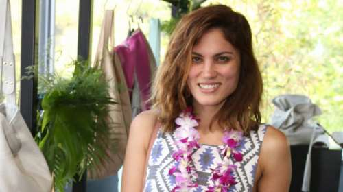 Η Μαίρη Συνατσάκη ποζάρει με τη δίδυμη αδελφή της: Πόσο μοιάζουν; [Εικόνες]