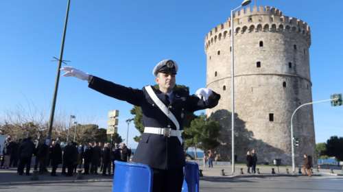 Όπως παλιά: Τροχονόμος μέσα στo ...βαρέλι έξω από τον Λευκό Πύργο [φωτό]