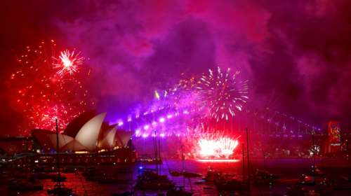 Ο πλανήτης υποδέχεται το 2018 με ξέφρενα πάρτι &amp; πυροτεχνήματα