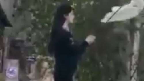 Ιράν: Έγινε ηρωίδα επειδή έβγαλε τη χιτζαμπ σε ...άσχετη μέρα