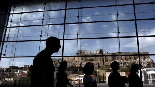 WSJ: Με τις συντάξεις των γονιών τους ζουν οι μισοί Έλληνες