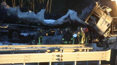 Φονική σύγκρουση βυτιοφόρου με ΙΧ στη βόρεια Ιταλία – Εξι νεκροί