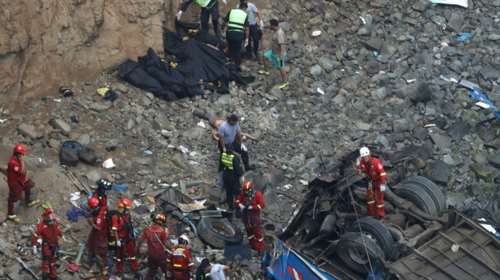 Πάνω από 48 νεκροί σε πτώση λεωφορείου σε γκρεμό στο Περού [φωτό]