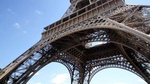 Έκλεισε μέχρι και ο πύργος του Άιφελ από την κακοκαιρία