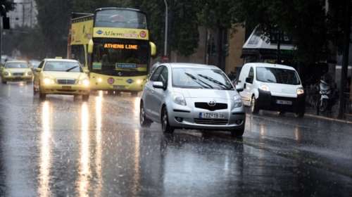 Προβλήματα στους δρόμους της Αθήνας από τη βροχή