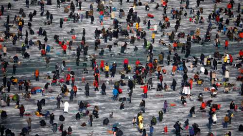 Ψαρεύοντας πέστροφες στον πάγο