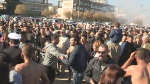 Θλιβερές εικόνες! Ξύλο στο Κιάτο για το ποιός έπιασε τον Τίμιο Σταυρό