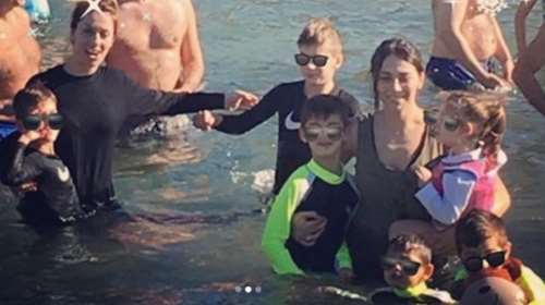 Η Χοψονίδου και τα παιδιά της βούτηξαν για τον Σταυρό